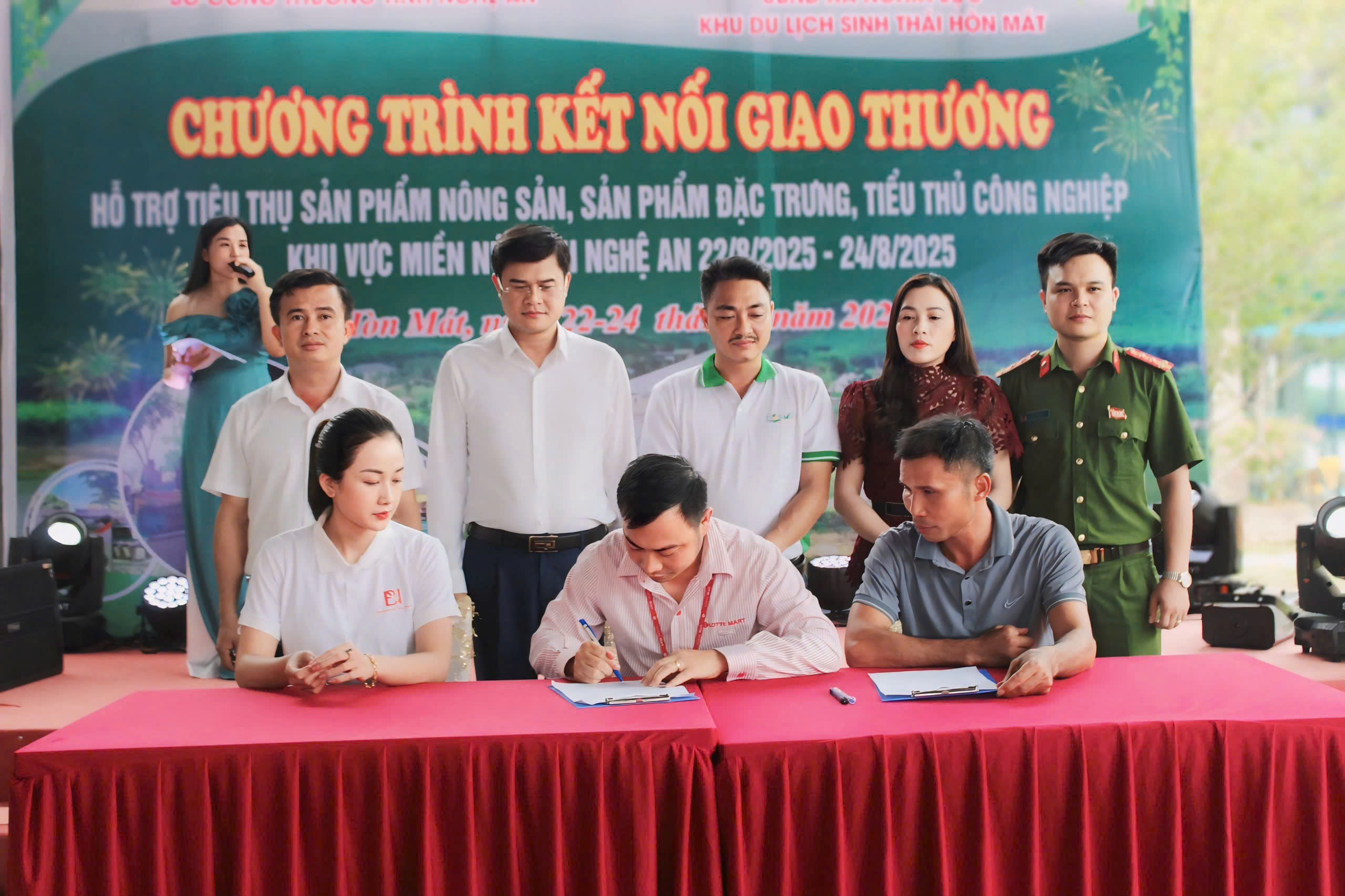 Nghệ An: Kết nối giao thương, hỗ trợ tiêu thụ sản phẩm tại Khu du lịch Hòn Mát